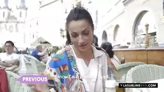 زوجتان ساخنتان تشاركان وتركبان قضيبه الصلب
