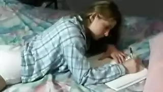 صديق الابن الجامعي يصبح عشيق أمه المثير