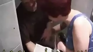 فيلم إباحي غير مخطط في الحمام: حركة راعية البقر الجريئة