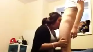 معلمة ناضجة تعلم شاب كيفية التعامل مع قضيب سميك