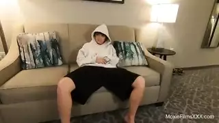 مشهد إباحي صريح مع كس يسيل اللعاب
