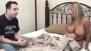 يهيج الإبن يرغم امه يضربها ويمارس جنس معها
