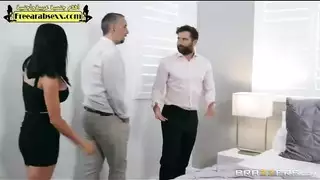 ربة المنزل الشبقية تستسلم لقضيب محاميها الكبير مقابل تسوية