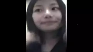 الفتاة الشقراء تعطي قذفًا على وجه متلصص مخفي