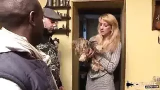 ديوث يشارك زوجته من أجل قضيب أفريقي ضخم