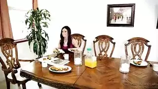 شاب وصديقه يشاركان جارة في فعل فموي مكثف