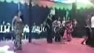 مقطع صريح للرعشة وإظهار الفرج
