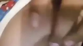 فيلم إباحي: العاهرة شوشو تخدم عدة قضبان صلبة