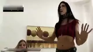 حمامة مسترجلة تتحكم في لقاء صريح