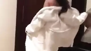 امرأة جنوب آسيوية ذات صدر كبير تمارس جنسًا قاسيًا وتقذف على وجهها