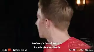 الجارة العارية تتعرض للضرب بعنف في مشهد إباحي صريح