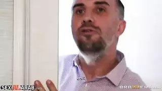 زوجة ترفض شرجي زوجها، ثم تأخذ قضيب عشيقها بعمق
