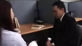 مراهقة صغيرة تأخذ عدة زبابات كبيرة