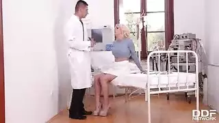 ممرضة مثيرة؟ لا، مجرد شرموطة كبيرة الصدر مع طبيب