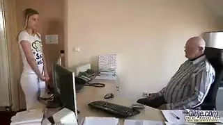 إباحية صعبة: الجد القذر يمارس الجنس مع فرج مراهقة ضيق