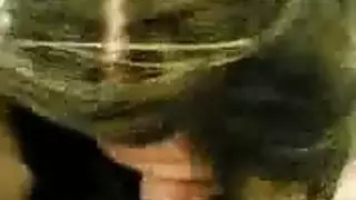 مشهد عراقي صريح: الفم والكس والطيز يتم مداعبهم بزب واحد