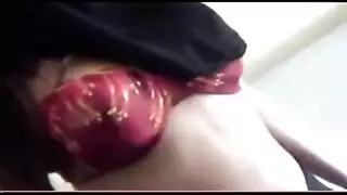 عربية محجبة ممتلئة الصدر تأخذ إيلاجًا مزدوجًا