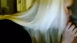 شعر داكن متجرد شقراء