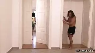 أُمسكت في الحمام: جلسة نيك غير مخطط لها