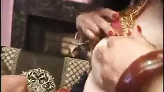 فتيات بومباي المثيرات في مشهد جماعي هندي صريح
