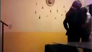 شريط جنسي بكاميرا تجسس: زوجة عاهرة تأخذ قضيب عشيقها الصلب