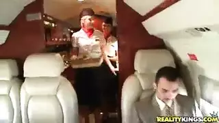 نادي الميل العالي: راكب يضرب مهبل مضيفة الضيق