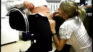 صفقة مكتبية: السكرتيرة تأخذ قضيبًا صلبًا من مديرها