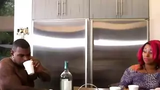 شهوة القضيب الداكن: لحس طيزها المتسعة وكسها المبلل ثم ممارسة الجنس بقوة حتى فقدان الوعي