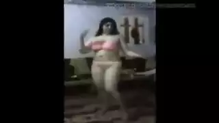 عاهرة ساخنة تحصل على شرج قاسٍ وجنس فموي مخنوق في مشهد إباحي