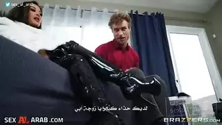 امرأة ناضجة تجلس على القضيب في فيلم إباحي صريح