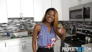 شاب محظوظ مع بنت سمراء جميلة