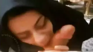 عاهرة محجبة تقدم مصاً محترفاً للقضيب