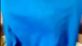 جميلة سمراء مثيرة تتباهى بأثدائها الطبيعية الضخمة