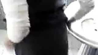 تعرض طيزها في الحمام