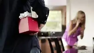 زوج مستثار ينيك أثداء وزوج زوجته الممتلئة