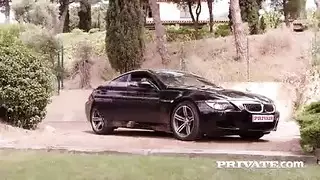 نجمة إكس إكس إكس تتعرض للضرب في أول علاقة جنسية جماعية علنية لها