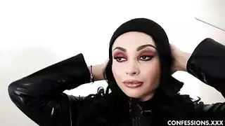 لصة وقحة ذات أثداء ضخمة تُقبض عليها وتتعرض لعملية جنس جماعي
