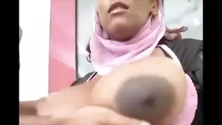 arabic: عاهرة عربية ذات أثداء ضخمة تُنكح في كل الفتحات