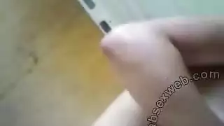 عاهرة الطرقات تنك بقوة في السيارة والزبون التالي ينتظر