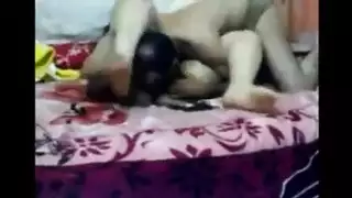 عبادة شرموطة: أكل كس عميق ولعب خشن بالأثداء