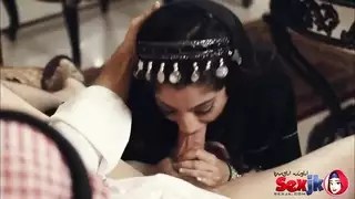 بعد مصة مليئة باللعاب، تركب زبه بعمق في فرجها المبلل