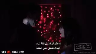 ضربة بيت الشاطئ: فتانات البيكيني يتناوبن على قضيب قاس