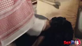 بعد صفعة مكثفة، فتاة عربية تتوق للزب وتمصه بشغف