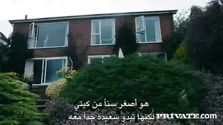 زوجة مثيرة تعرض مؤخرة صديقتها للزوج للمتعة الإباحية