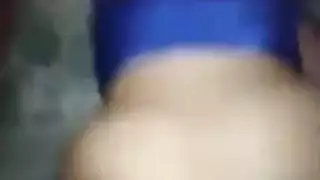 قضيبه الكبير يمدد مهبلها ويجعلها تصرخ