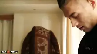 أم مثيرة تقنع شابًا بممارسة جنس شرجي عنيف