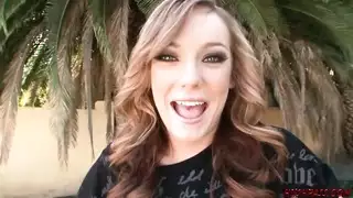 قضيب قاسٍ سمين يمتد مهبلها الضيق