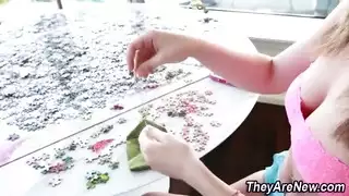 فمها الدافئ يجعل قضيبه ينبض بالفرح