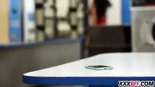 رجل عاري من قبل أربع فتيات صغيرات