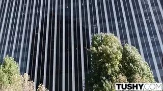لعق مزدوج لمدخلها الخلفي المشاغب
